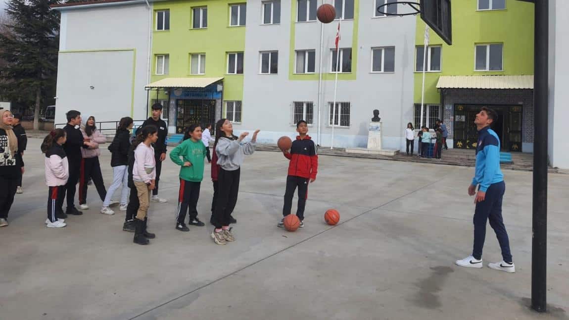 Öğrencilerimiz Basketbol Şut Atma Yarışmasında Yeteneklerini Sergiledi.